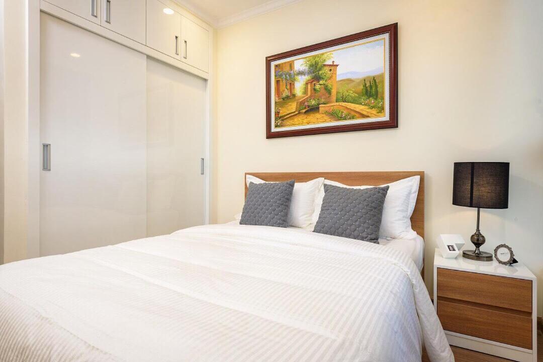 Fully Furnished 2br-privacy Balcony Opposite Landmark 81-gym & Swimming Pool Appartement *