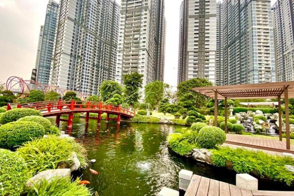 Apartment Fully Furnished 2br-privacy Balcony Opposite Landmark 81-gym & Swimming Pool *